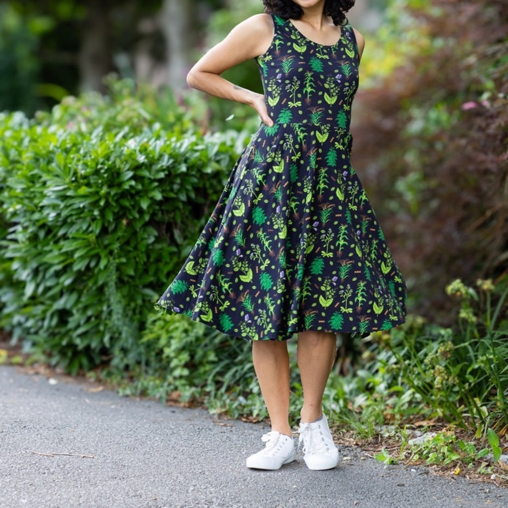 Chic Sleeveless Green and Black Midi Dress